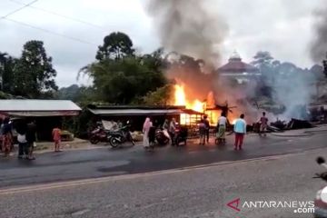 Mobil pengangkut BBM tabrak lima kios hingga terbakar di Merangin