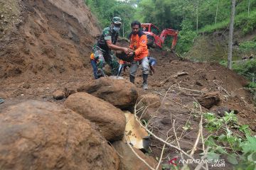 Tanah longsor di akses jalan lereng Merapi