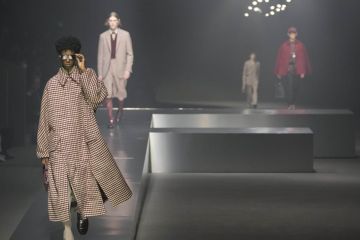 Fendi tampilkan siluet feminin di Milan Men's Fashion Week