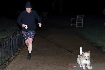 Ditemani Dilyn, PM Inggris Boris Johnson joging pagi di Taman St James