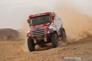 Truk hybrid HINO600 tuntaskan Rally Dakar 2022