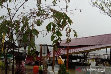 Sejumlah rumah makan di Galesong Takalar rusak karena cuaca ekstrem