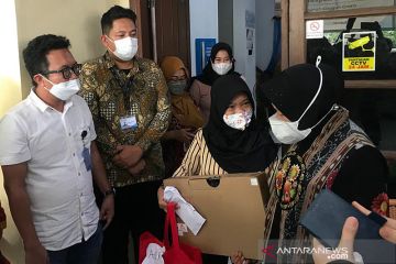 Mensos beri bantuan anak-anak penderita penyakit berat di Sunter