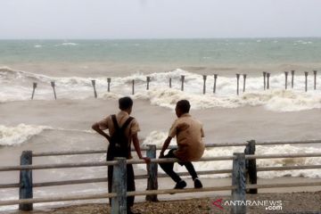 Dua kapal ASDP putar haluan ke Kupang akibat diterjang gelombang