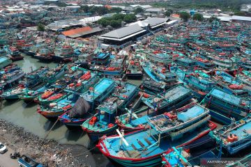 Ratusan kapal nelayan di Tegal tidak bisa melaut akibat terkendala izin