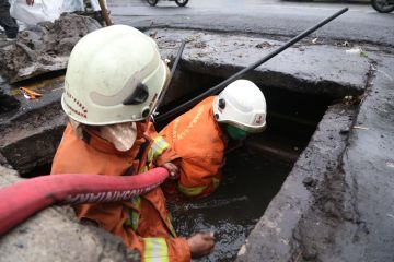 PMKP Surabaya siagakan unit mobil dan personel di lokasi rawan banjir