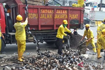 Sudin Bina Marga Jakpus temukan gulungan kulit kabel di gorong-gorong