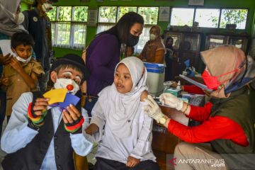 Vaksinasi anak bersama badut sulap