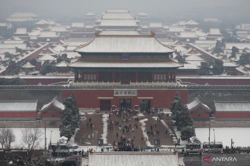 Ribuan warga Beijing berbondong daki puncak Jingshan