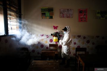 Penyemprotan disinfektan di lingkungan sekolah