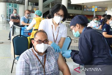3.866 petugas komunitas Bandara Bali telah jalani vaksinasi penguat