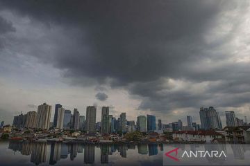 Hujan disertai petir dan angin kencang diperkirakan landa Jakarta