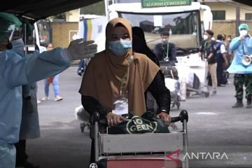 Dua pekerja migran yang tiba di Juanda dinyatakan positif COVID-19