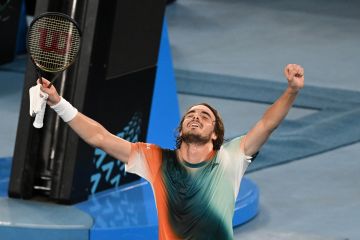 Tsitsipas lalui laga lima set melelahkan menuju perempat final