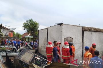 Diduga akibat gas bocor, rumah dan mobil warga Kota Bengkulu terbakar