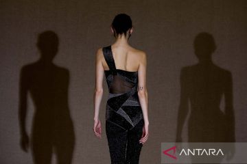 Peragaan busana jelang Haute Couture Spring-Summer 2022 di Paris