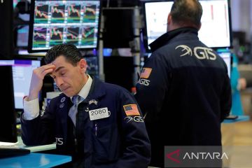 Wall Street melemah, Indeks S&P 500 jatuh 23,42 poin
