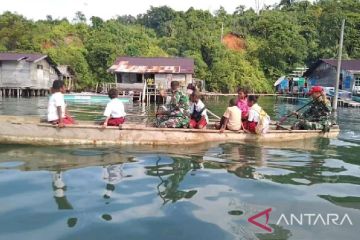 Babinsa Koramil Yapen Barat gunakan perahu antar siswa pergi sekolah