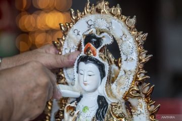 Tradisi Bersihkan Patung Dewa Jelang Perayaan Imlek