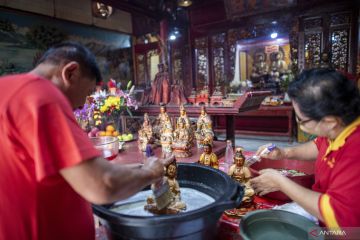 Tradisi Bersihkan Patung Dewa Jelang Perayaan Imlek