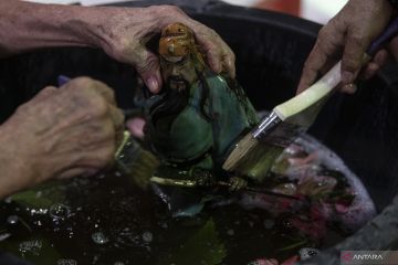 Tradisi Bersihkan Patung Dewa Jelang Perayaan Imlek