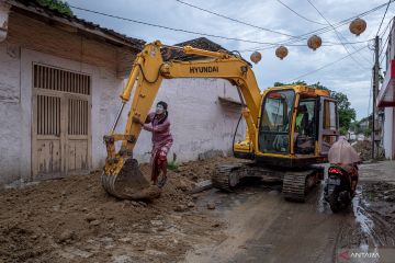 Aksi teatrikal merespon proyek revitalisasi Lasem