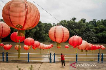 Bengawan Solo berhias lampion sambut Imlek