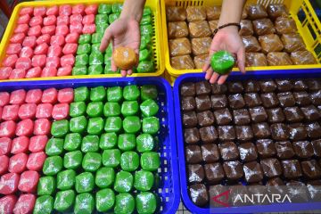 Produksi kue keranjang jelang perayaan imlek