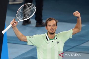 Medvedev libas Tsitsipas untuk bertemu Nadal di final Australian Open