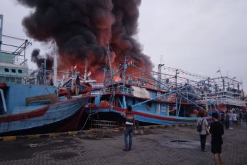 Polres Tegal Kota evakuasi 13 kapal terbakar
