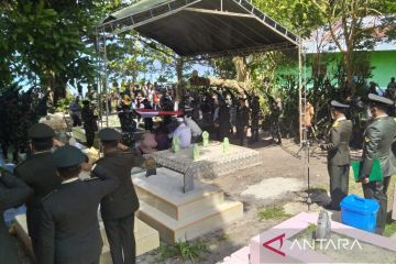 Jenazah TNI yang gugur di Papua dimakamkan di kampung halamannya