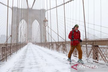 Bermain ski di atas Jembatan Brooklyn saat badai Nor'easter