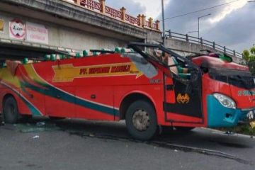 Polisi buru sopir bus kabur usai tabrak "fly over" Padang Panjang
