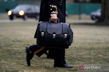 Penampakan tas milik presiden berisikan kode peluncuran senjata nuklir AS
