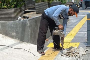 Pengelola gedung di Kebayoran Baru diminta bongkar trotoar yang dicor