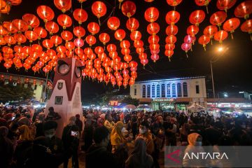 Ribuan lampion dipasang di kawasan Pasar Gede Solo untuk sambut imlek