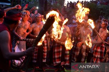 Tradisi perang api di Bali