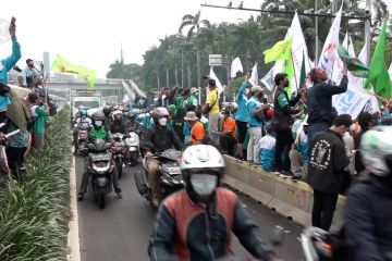 Lalu lintas di depan Gedung DPR padat dipenuhi buruh