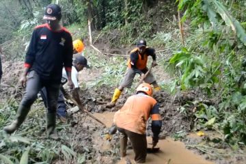 Longsor memutus akses jalan dan merusak saluran irigasi pertanian