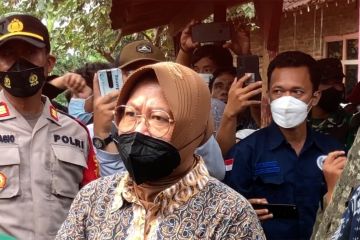 Ke Pekalongan, Mensos Risma serahkan bantuan dan sidak BPNT