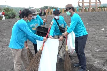 Menteri Trenggono perkenalkan Bulan Cinta Laut melalui program GBPL