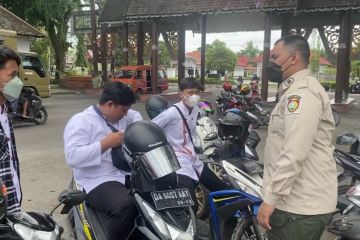 Satpol PP Kalteng bubarkan kerumunan pelajar saat jam sekolah