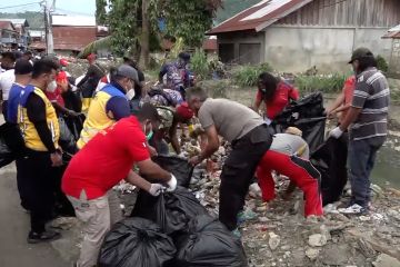 Bersama bersihkan sisa banjir bandang di Jayapura