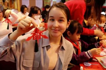 Pelajar asing di Ningxia belajar seni potong kertas