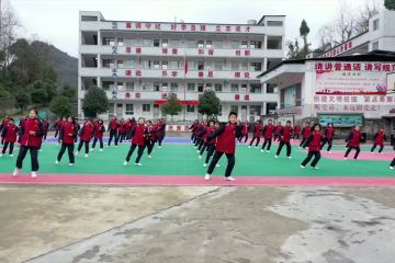 Saat olahraga pagi berganti shuffle dance di SD Guizhou