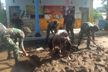 TNI-Polri dikerahkan untuk pembersihan lokasi banjir Jember