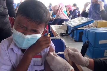 Vaksinasi sambil melihat alutsista TNI di atas kapal perang