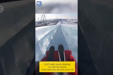 Seluncur es sepanjang 423 meter pikat pengunjung di Harbin, China