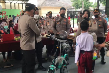 Vaksinasi COVID-19 untuk anak yang berhadiah sepeda