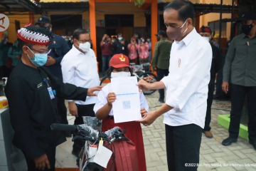 Tinjau vaksinasi anak di Grobogan, Jokowi bagikan sepeda